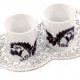<p><strong>Conjunto TU e EU de porcelana decorados com canetados</strong>.</p><div align="\"\\\"">Preparar a tinta com óleo copaíba e canetar o motivo de acordo com a técnica tradicional. Para <em>o cheio</em> preparar tinta preta com médio oleoso e encher os espaços.<br />Queimado a 730º.</div><p>Executado por:<br /><strong>Cecília Vieira </strong>- Camarate <br />mariavieira.cecilia@gmail.com </p><p><em>in</em> Bricolage & Decoração nº 76</p>